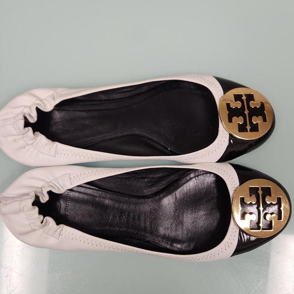 Tory Burch Black and White Flats with Gold Logo GREAT CONDITIONS - Picture 4 of 11